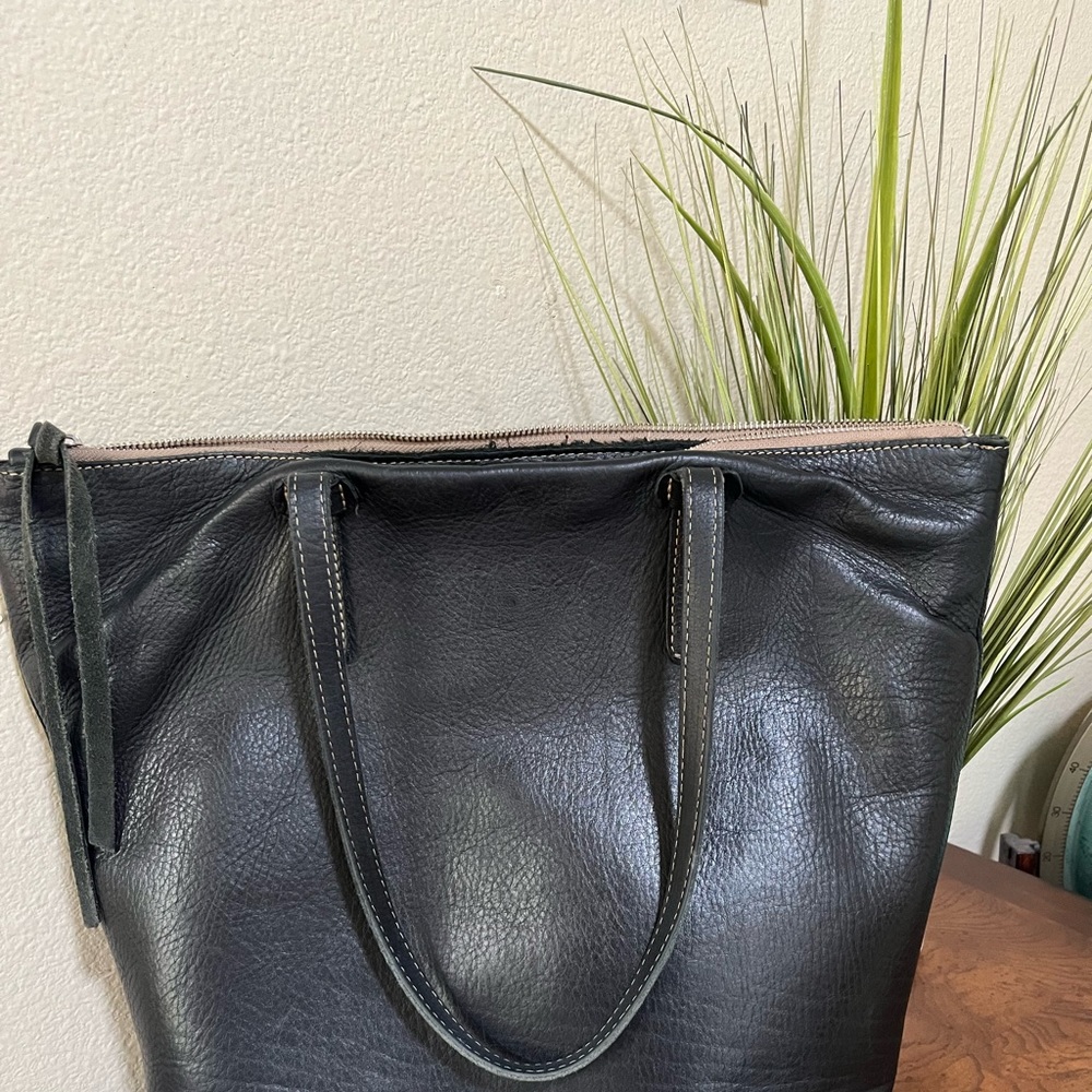 BeAuTiFuL 🌺 black leather Consuela bag